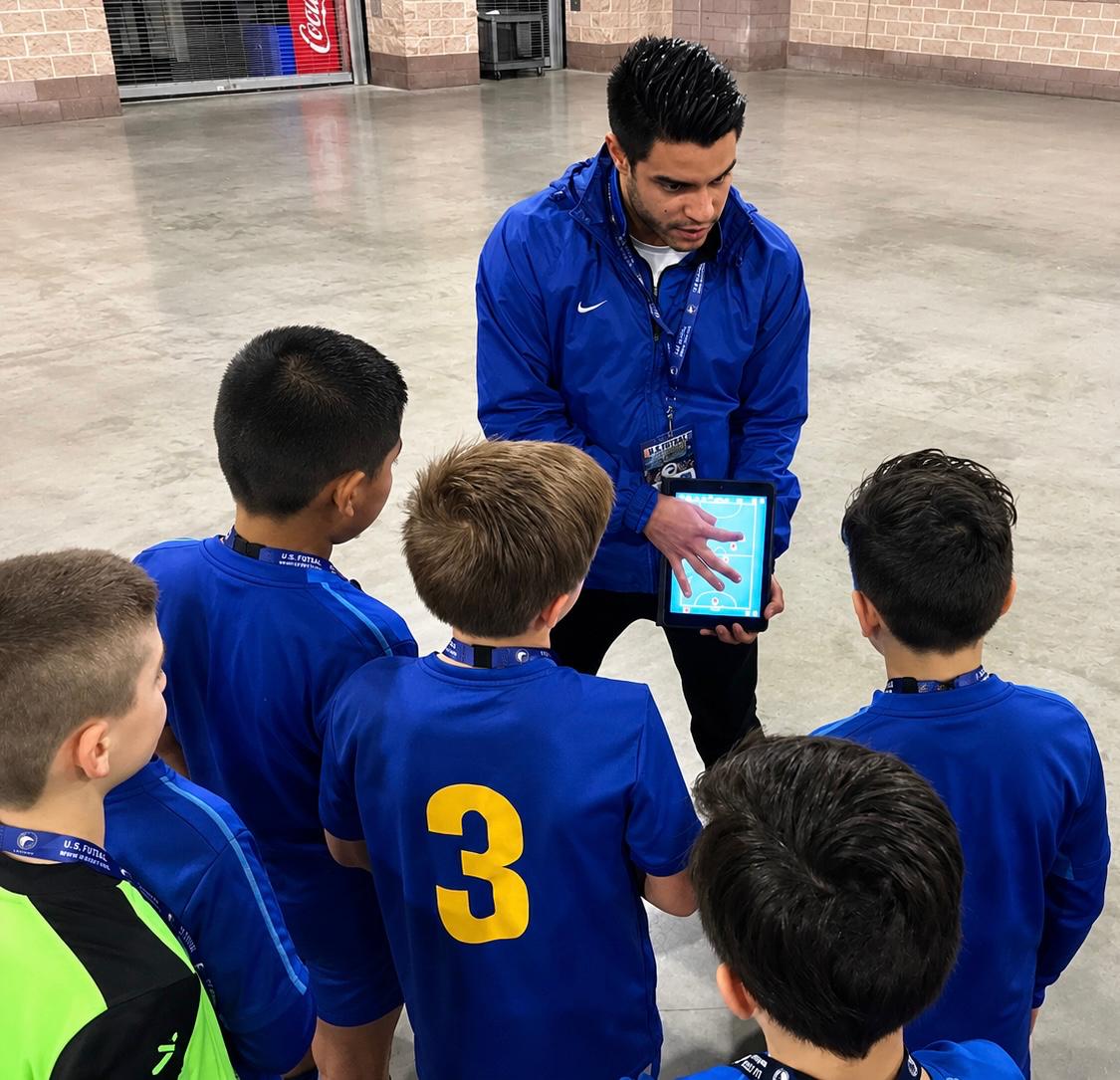 Lucas Sousa treinando jovens atletas
